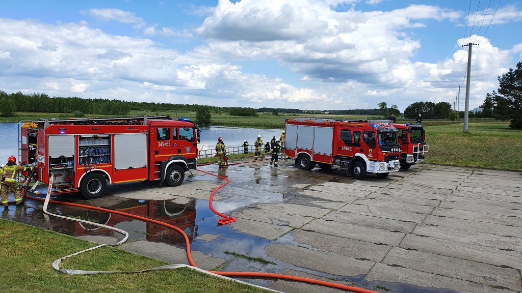 Przy tej akcji w Serafinie uczestniczyło około 70 strażaków z kilku jednostek  [01.06.2022] - zdjęcie #10 - eOstroleka.pl