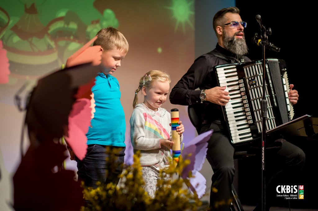 Dzień Dziecka w Lelisie w rytmach akordeonu Michała Sawickiego [2.06.2022] - zdjęcie #1 - eOstroleka.pl