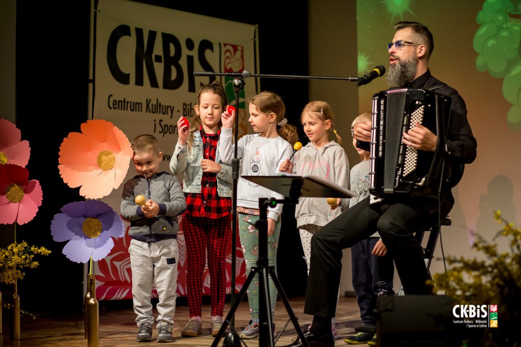 Dzień Dziecka w Lelisie w rytmach akordeonu Michała Sawickiego [2.06.2022] - zdjęcie #13 - eOstroleka.pl