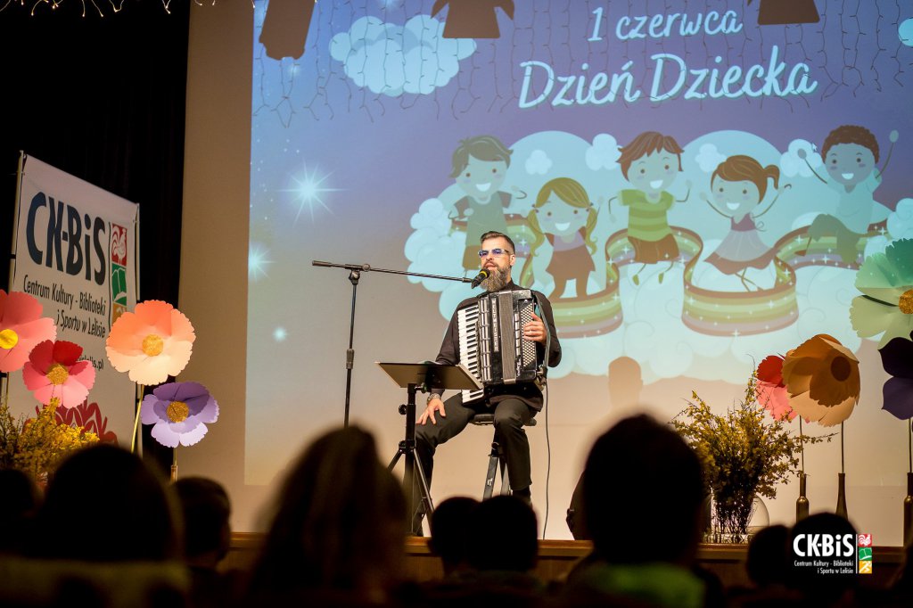Dzień Dziecka w Lelisie w rytmach akordeonu Michała Sawickiego [2.06.2022] - zdjęcie #3 - eOstroleka.pl