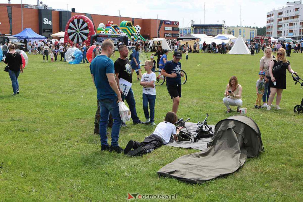 Bursztynowo-wojskowy Dzień Dziecka w Ostrołęce [04.06.2022] - zdjęcie #1 - eOstroleka.pl