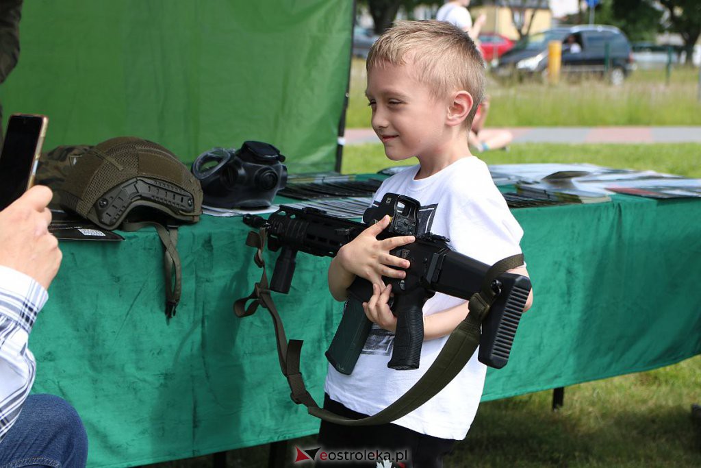 Bursztynowo-wojskowy Dzień Dziecka w Ostrołęce [04.06.2022] - zdjęcie #10 - eOstroleka.pl