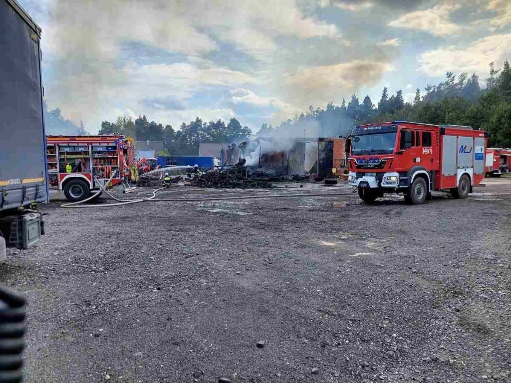 Kłęby czarnego dymu nad regionem. Spłonęła hala magazynowa, ciężarówka i kilka naczep  [04.06.2022] - zdjęcie #1 - eOstroleka.pl