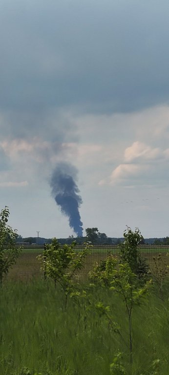 Kłęby czarnego dymu nad regionem. Spłonęła hala magazynowa, ciężarówka i kilka naczep  [04.06.2022] - zdjęcie #2 - eOstroleka.pl
