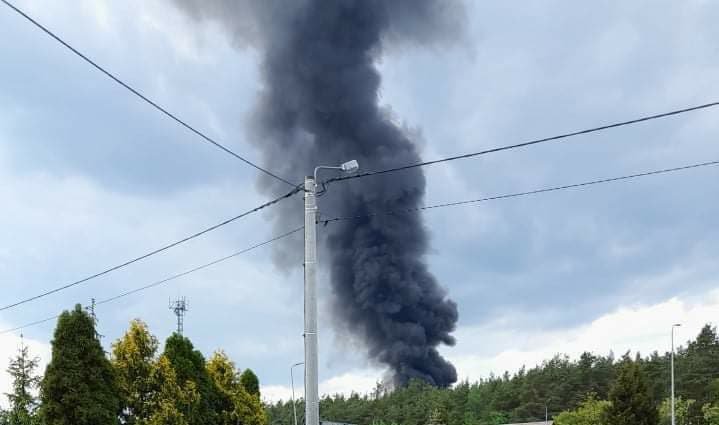 Kłęby czarnego dymu nad regionem. Spłonęła hala magazynowa, ciężarówka i kilka naczep  [04.06.2022] - zdjęcie #3 - eOstroleka.pl