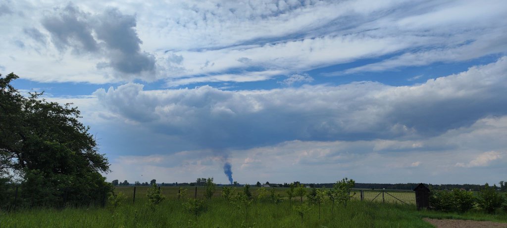 Kłęby czarnego dymu nad regionem. Spłonęła hala magazynowa, ciężarówka i kilka naczep  [04.06.2022] - zdjęcie #4 - eOstroleka.pl