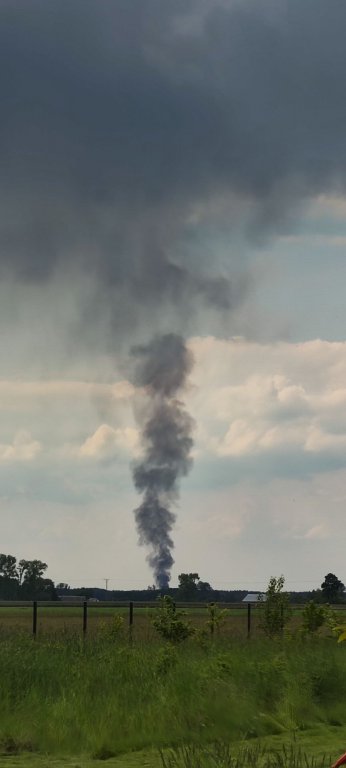 Kłęby czarnego dymu nad regionem. Spłonęła hala magazynowa, ciężarówka i kilka naczep  [04.06.2022] - zdjęcie #6 - eOstroleka.pl
