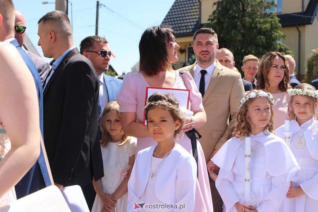 Pierwsza Komunia Święta w kościele pw. NMP Królowej Rodzin [05.06.2022] - zdjęcie #17 - eOstroleka.pl