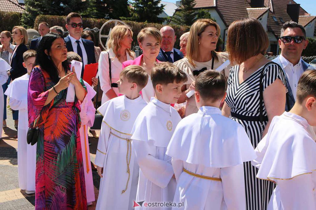 Pierwsza Komunia Święta w kościele pw. NMP Królowej Rodzin [05.06.2022] - zdjęcie #28 - eOstroleka.pl