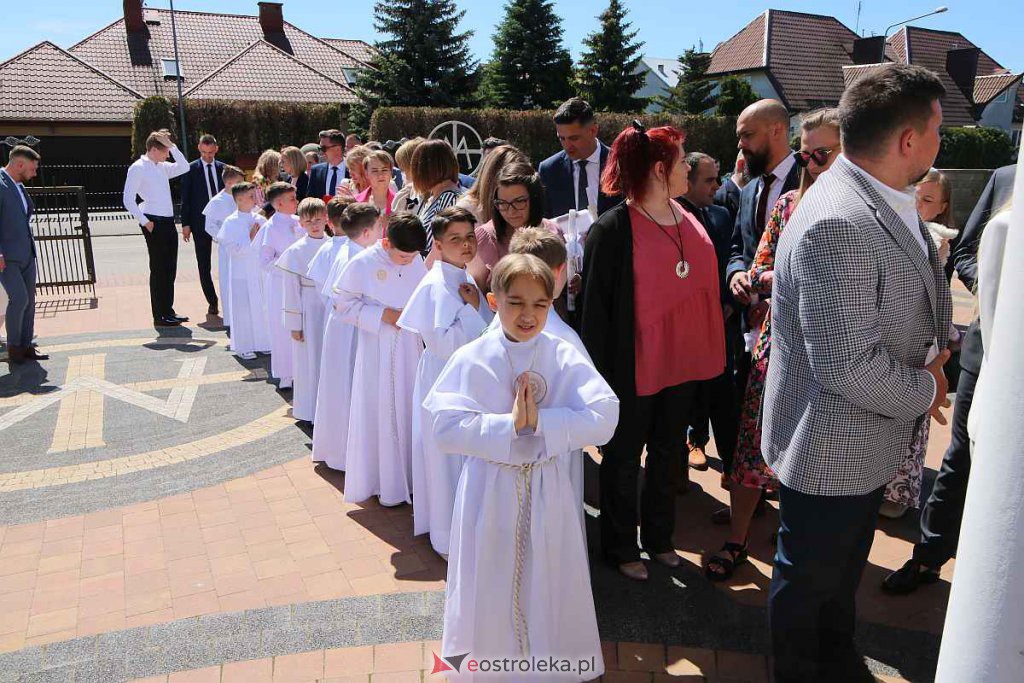 Pierwsza Komunia Święta w kościele pw. NMP Królowej Rodzin [05.06.2022] - zdjęcie #36 - eOstroleka.pl