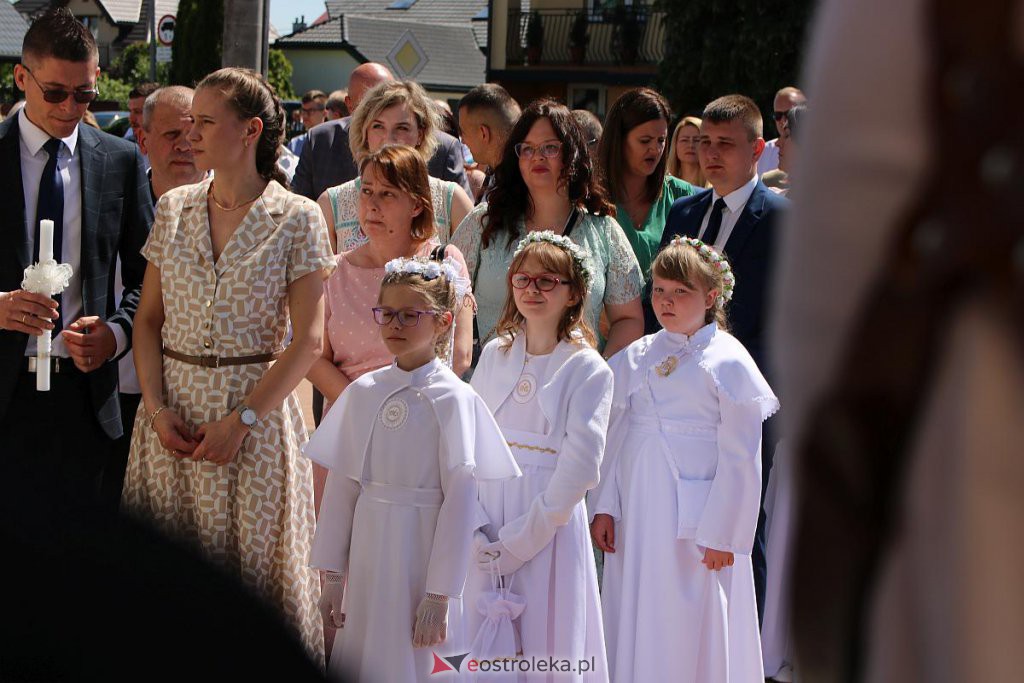 Pierwsza Komunia Święta w kościele pw. NMP Królowej Rodzin [05.06.2022] - zdjęcie #40 - eOstroleka.pl