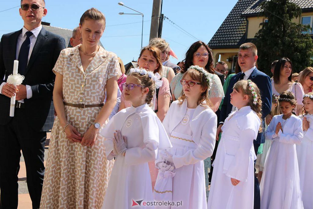 Pierwsza Komunia Święta w kościele pw. NMP Królowej Rodzin [05.06.2022] - zdjęcie #42 - eOstroleka.pl