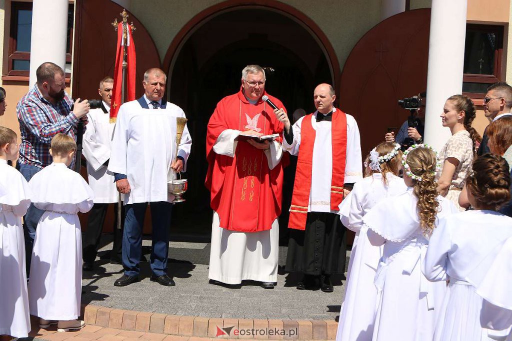 Pierwsza Komunia Święta w kościele pw. NMP Królowej Rodzin [05.06.2022] - zdjęcie #45 - eOstroleka.pl