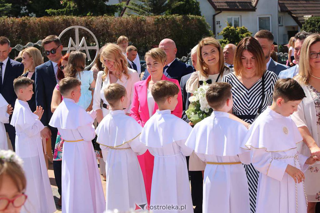Pierwsza Komunia Święta w kościele pw. NMP Królowej Rodzin [05.06.2022] - zdjęcie #32 - eOstroleka.pl