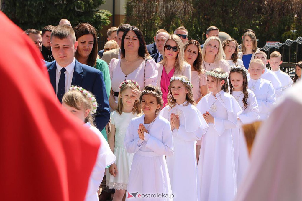 Pierwsza Komunia Święta w kościele pw. NMP Królowej Rodzin [05.06.2022] - zdjęcie #31 - eOstroleka.pl