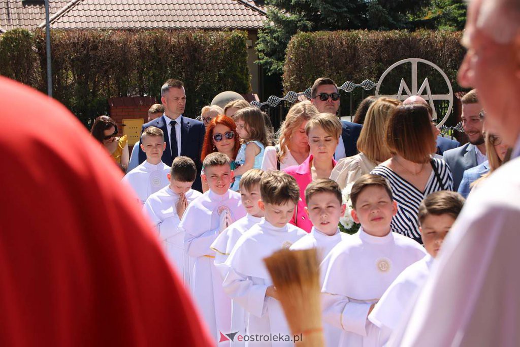 Pierwsza Komunia Święta w kościele pw. NMP Królowej Rodzin [05.06.2022] - zdjęcie #51 - eOstroleka.pl