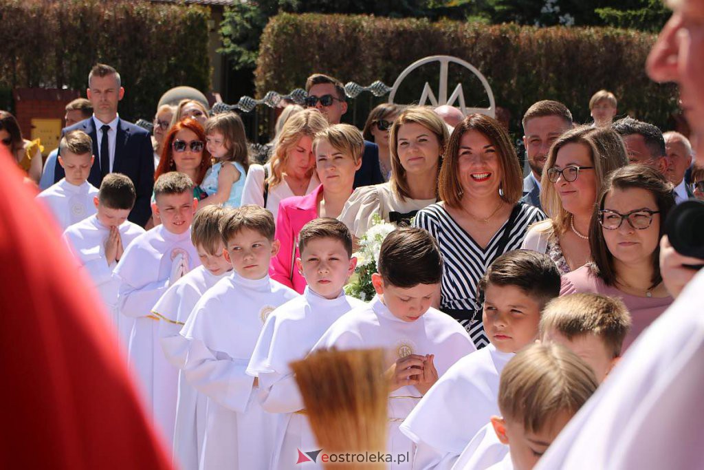 Pierwsza Komunia Święta w kościele pw. NMP Królowej Rodzin [05.06.2022] - zdjęcie #28 - eOstroleka.pl