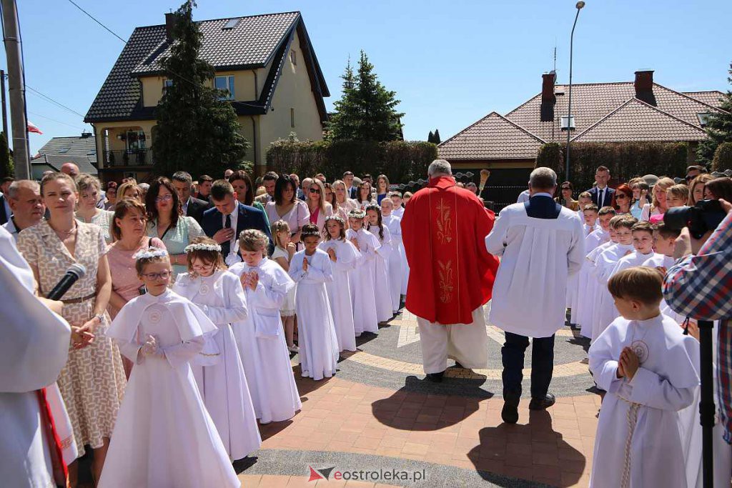 Pierwsza Komunia Święta w kościele pw. NMP Królowej Rodzin [05.06.2022] - zdjęcie #55 - eOstroleka.pl
