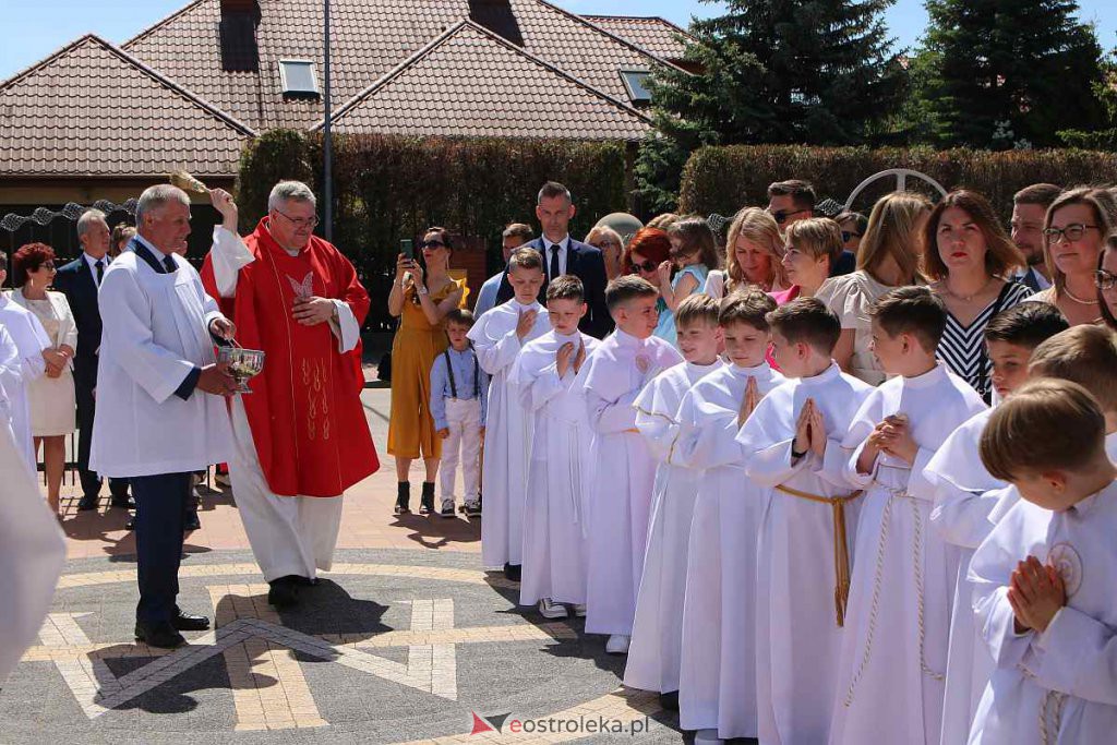 Pierwsza Komunia Święta w kościele pw. NMP Królowej Rodzin [05.06.2022] - zdjęcie #23 - eOstroleka.pl