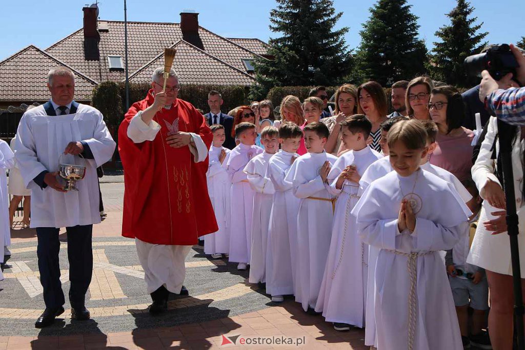 Pierwsza Komunia Święta w kościele pw. NMP Królowej Rodzin [05.06.2022] - zdjęcie #61 - eOstroleka.pl