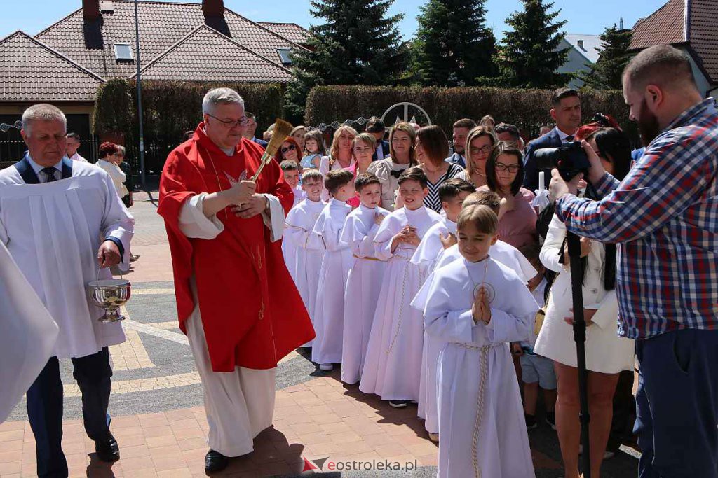 Pierwsza Komunia Święta w kościele pw. NMP Królowej Rodzin [05.06.2022] - zdjęcie #63 - eOstroleka.pl