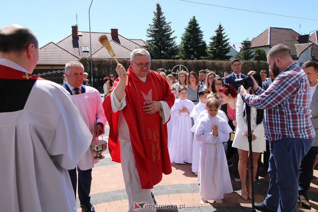 Pierwsza Komunia Święta w kościele pw. NMP Królowej Rodzin [05.06.2022] - zdjęcie #64 - eOstroleka.pl