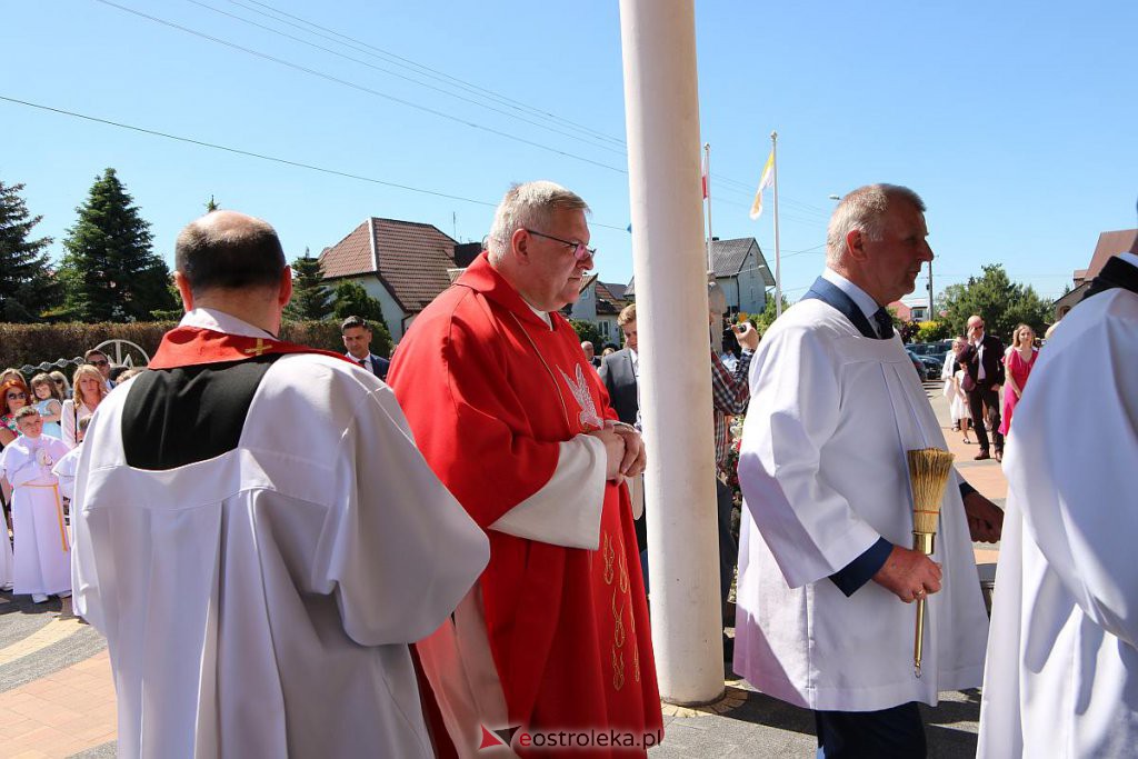 Pierwsza Komunia Święta w kościele pw. NMP Królowej Rodzin [05.06.2022] - zdjęcie #16 - eOstroleka.pl