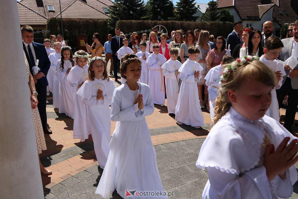 Pierwsza Komunia Święta w kościele pw. NMP Królowej Rodzin [05.06.2022] - zdjęcie #71 - eOstroleka.pl