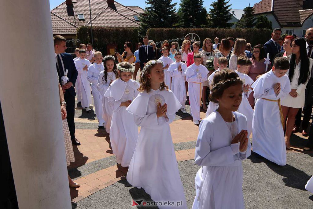 Pierwsza Komunia Święta w kościele pw. NMP Królowej Rodzin [05.06.2022] - zdjęcie #72 - eOstroleka.pl