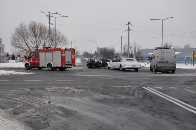 Obwodnica Ostrołęki: Limuzyna weselna zderzyła się z audi, dwie osoby w szpitalu - zdjęcie #12 - eOstroleka.pl