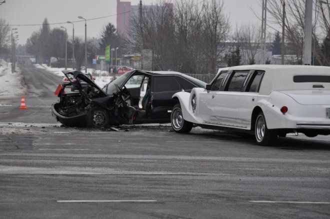 Obwodnica Ostrołęki: Limuzyna weselna zderzyła się z audi, dwie osoby w szpitalu - zdjęcie #11 - eOstroleka.pl