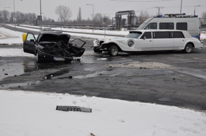 Obwodnica Ostrołęki: Limuzyna weselna zderzyła się z audi, dwie osoby w szpitalu - zdjęcie #7 - eOstroleka.pl