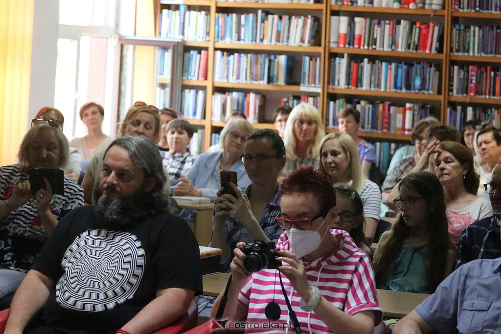 Spotkanie z Arturem Barcisiem [11.06.2022] - zdjęcie #11 - eOstroleka.pl