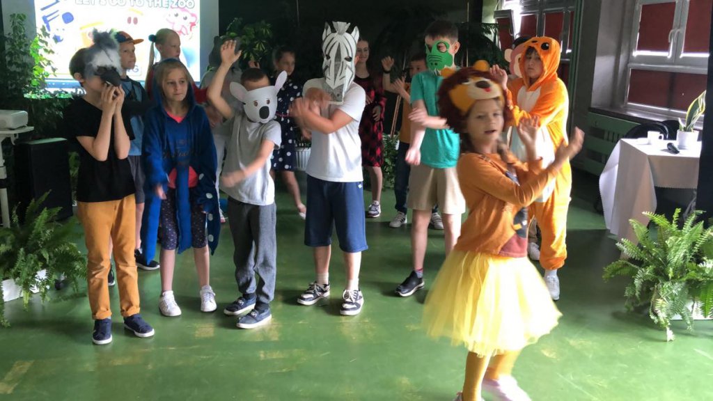 Spektakl “A short trip to the zoo” w wykonaniu uczniów SP 10 [14.06.2022] - zdjęcie #5 - eOstroleka.pl