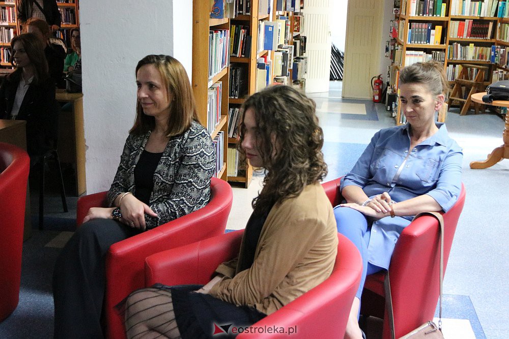 “Pierwszy krok w poezję” - spotkanie laureatów konkurs w ostrołęckiej bibliotece [14.06.2022] - zdjęcie #3 - eOstroleka.pl