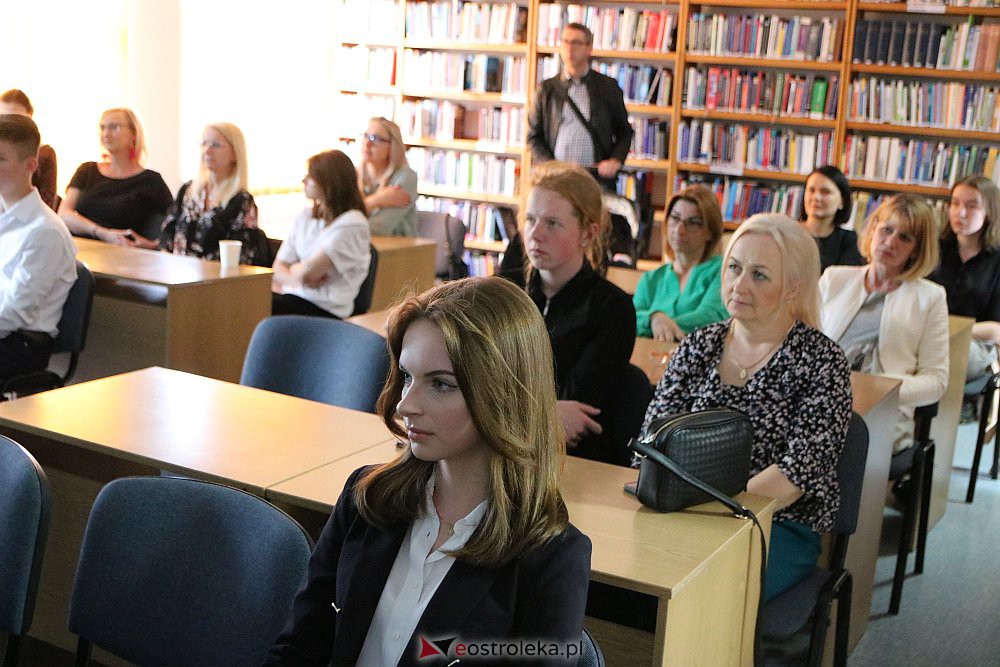 “Pierwszy krok w poezję” - spotkanie laureatów konkurs w ostrołęckiej bibliotece [14.06.2022] - zdjęcie #6 - eOstroleka.pl