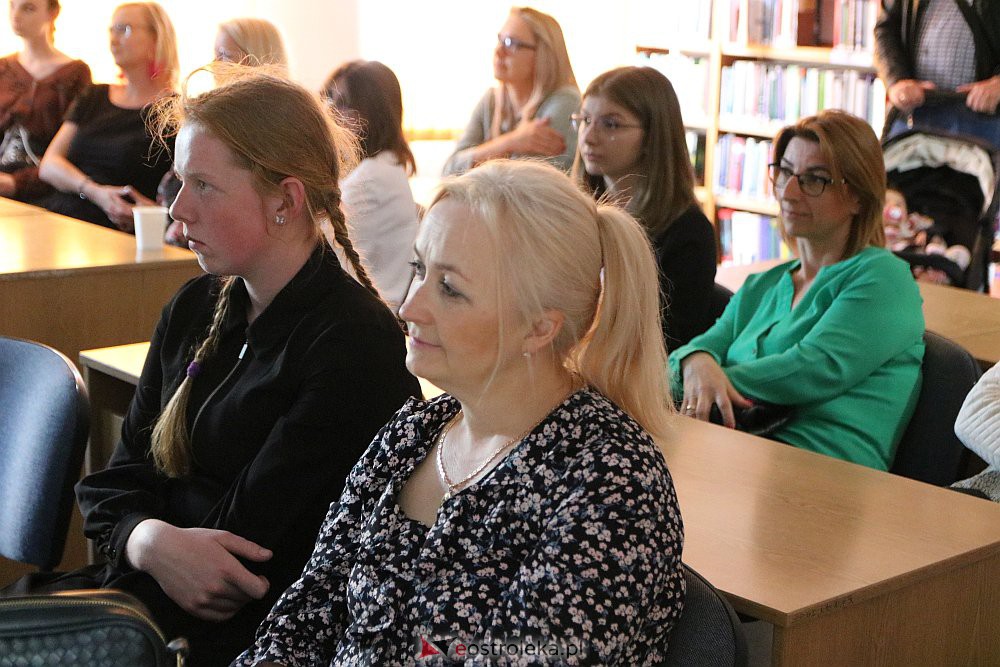 “Pierwszy krok w poezję” - spotkanie laureatów konkurs w ostrołęckiej bibliotece [14.06.2022] - zdjęcie #9 - eOstroleka.pl