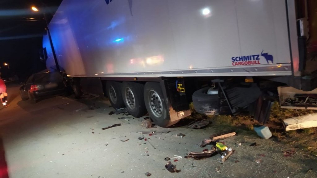 Pijany nie zauważył ciężarówki. Auto wbiło się pod naczepę [15.06.2022] - zdjęcie #1 - eOstroleka.pl