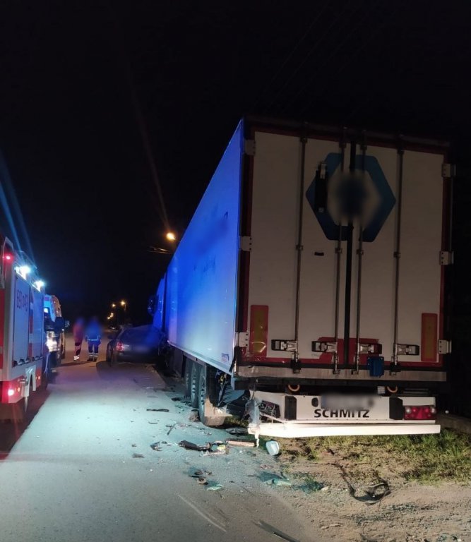 Pijany nie zauważył ciężarówki. Auto wbiło się pod naczepę [15.06.2022] - zdjęcie #2 - eOstroleka.pl
