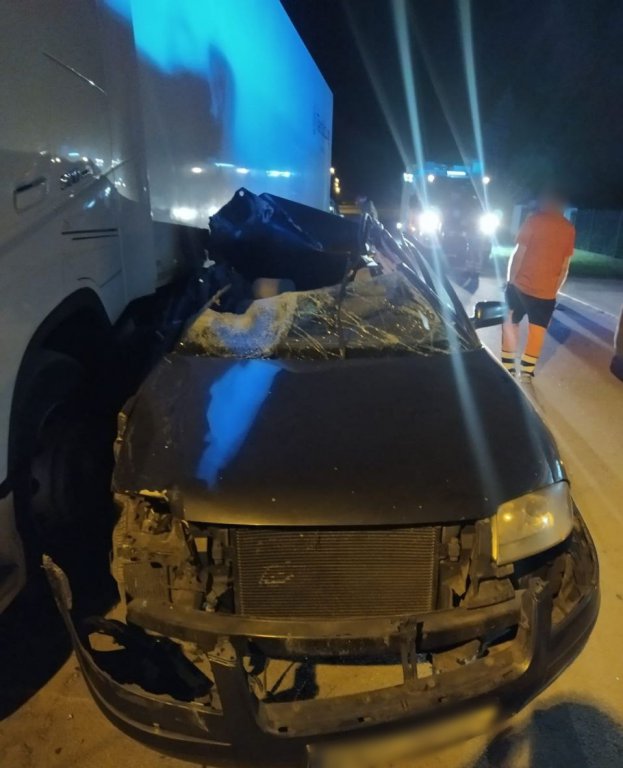 Pijany nie zauważył ciężarówki. Auto wbiło się pod naczepę [15.06.2022] - zdjęcie #5 - eOstroleka.pl