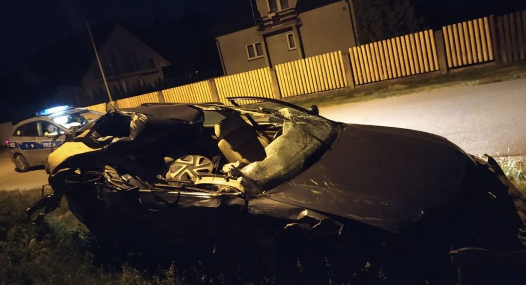 Pijany nie zauważył ciężarówki. Auto wbiło się pod naczepę [15.06.2022] - zdjęcie #6 - eOstroleka.pl