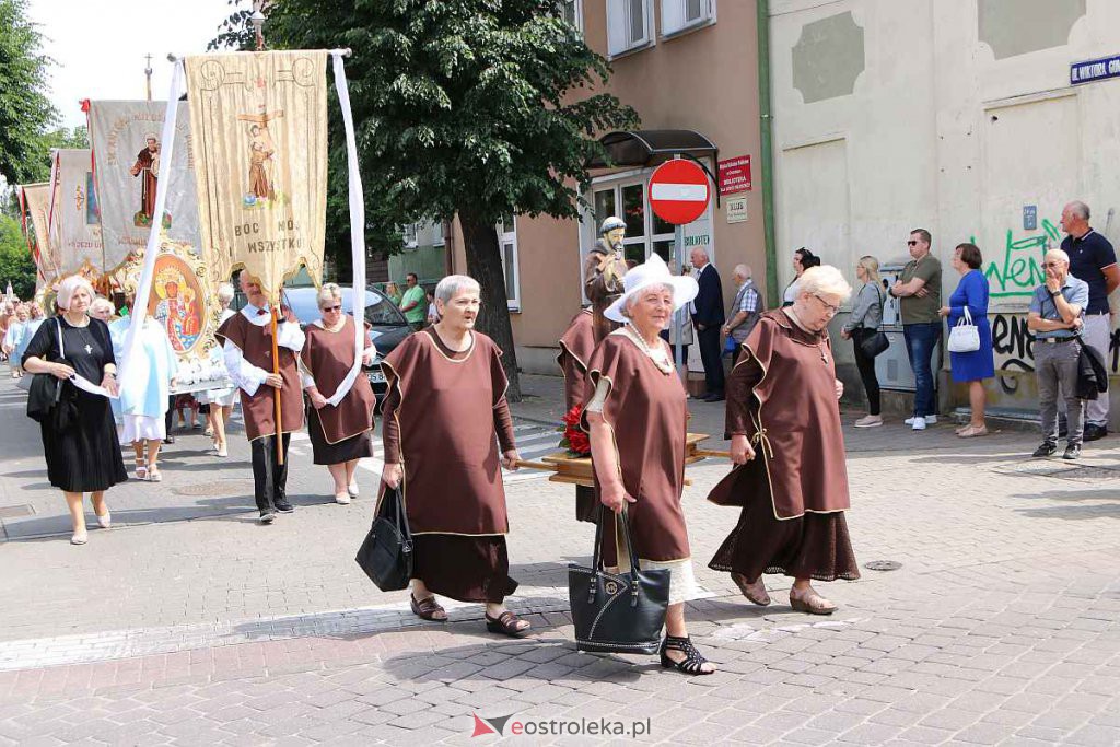 Procesja Bożego Ciała 2022 w sanktuarium pw. św. Antoniego Padewskiego w Ostrołęce [16.06.2022] - zdjęcie #200 - eOstroleka.pl