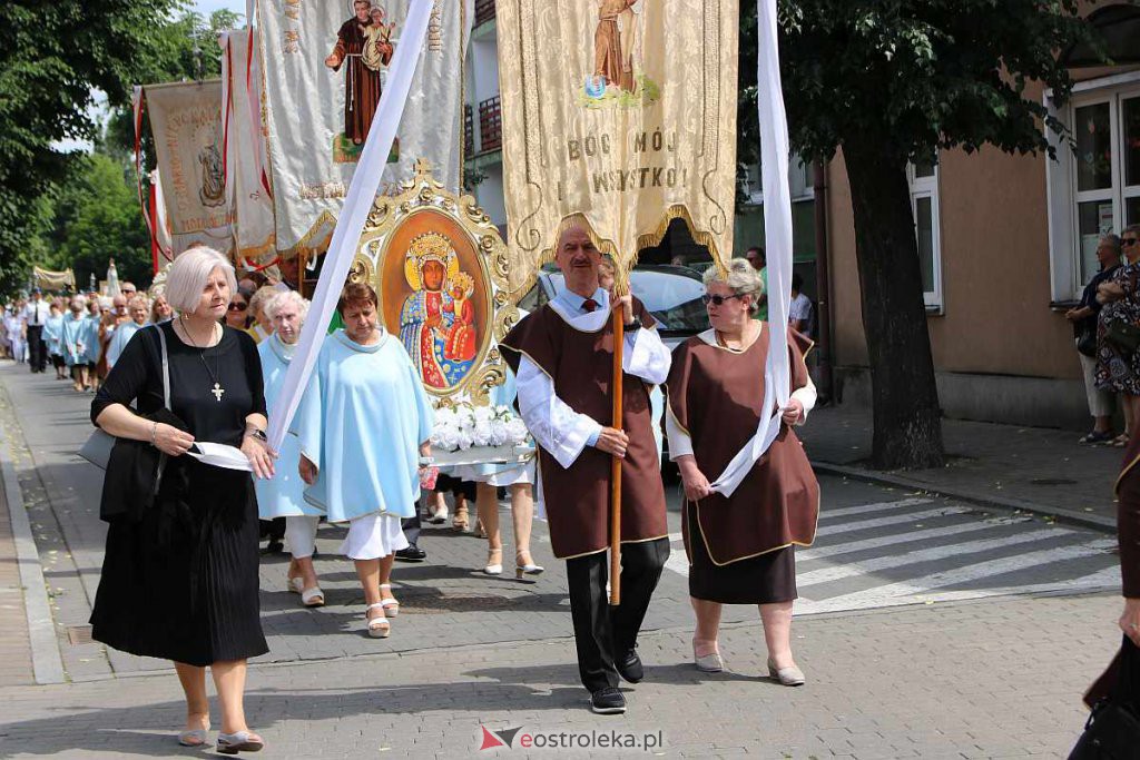 Procesja Bożego Ciała 2022 w sanktuarium pw. św. Antoniego Padewskiego w Ostrołęce [16.06.2022] - zdjęcie #199 - eOstroleka.pl