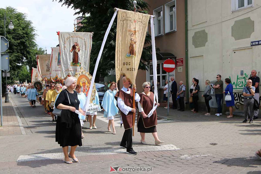 Procesja Bożego Ciała 2022 w sanktuarium pw. św. Antoniego Padewskiego w Ostrołęce [16.06.2022] - zdjęcie #198 - eOstroleka.pl