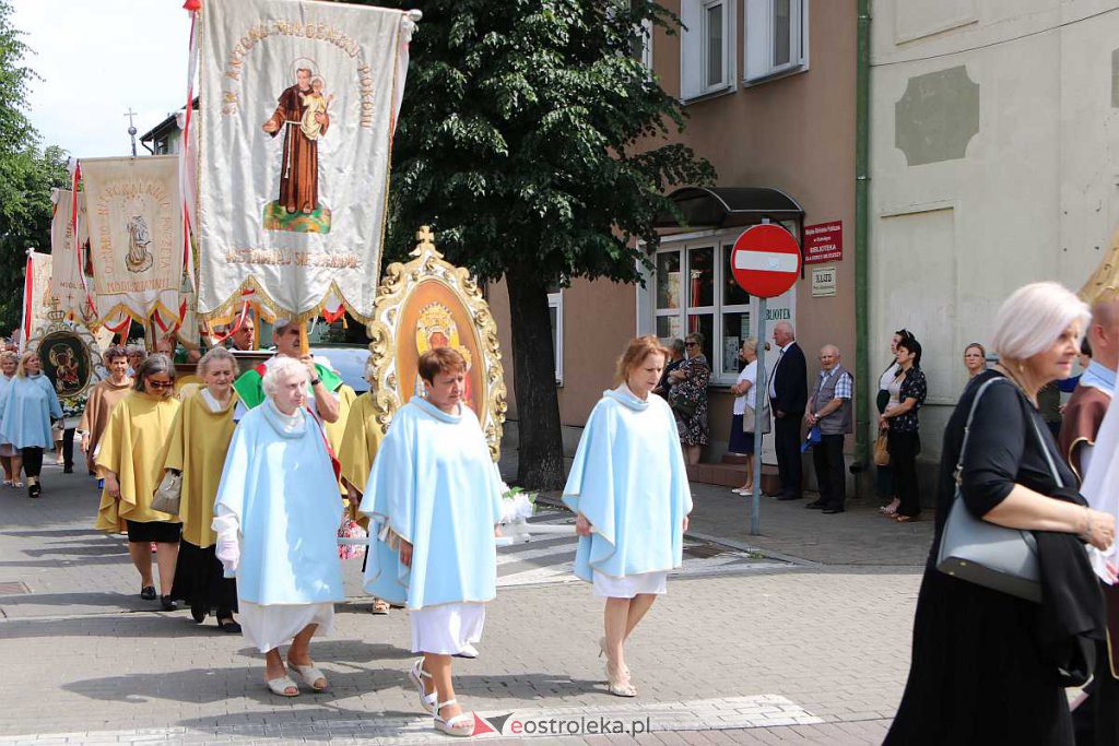 Procesja Bożego Ciała 2022 w sanktuarium pw. św. Antoniego Padewskiego w Ostrołęce [16.06.2022] - zdjęcie #197 - eOstroleka.pl