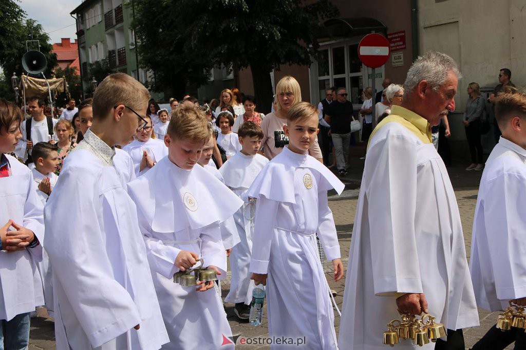 Procesja Bożego Ciała 2022 w sanktuarium pw. św. Antoniego Padewskiego w Ostrołęce [16.06.2022] - zdjęcie #158 - eOstroleka.pl