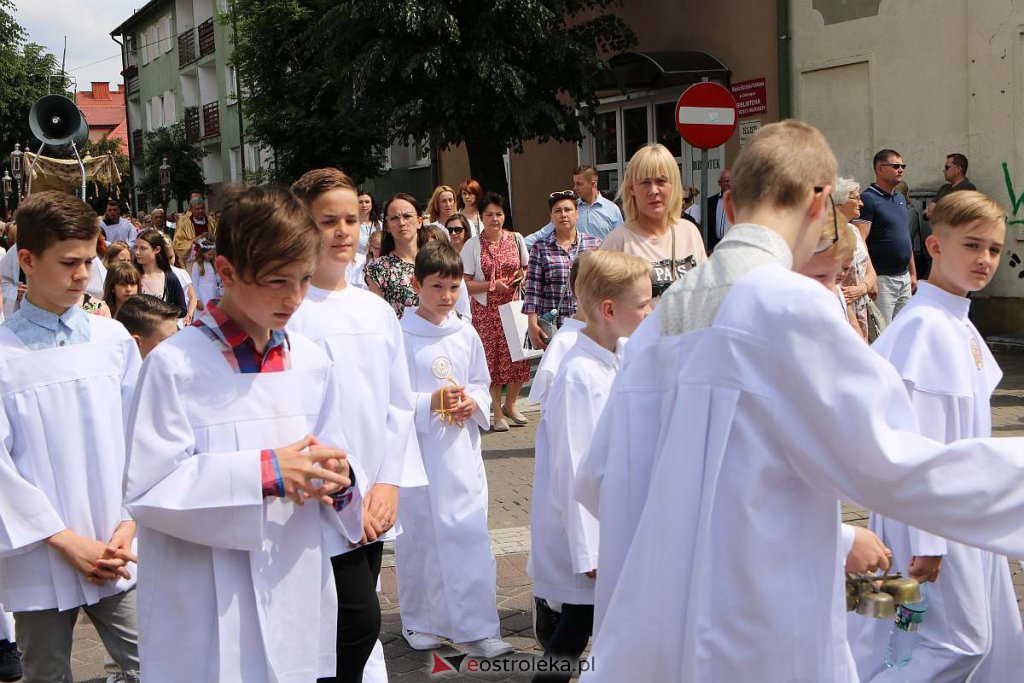 Procesja Bożego Ciała 2022 w sanktuarium pw. św. Antoniego Padewskiego w Ostrołęce [16.06.2022] - zdjęcie #157 - eOstroleka.pl