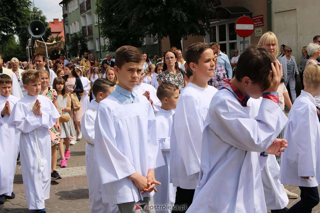 Procesja Bożego Ciała 2022 w sanktuarium pw. św. Antoniego Padewskiego w Ostrołęce [16.06.2022] - zdjęcie #156 - eOstroleka.pl