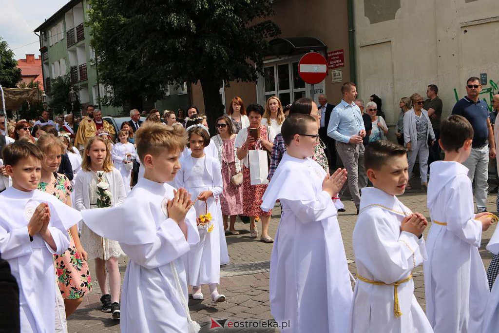 Procesja Bożego Ciała 2022 w sanktuarium pw. św. Antoniego Padewskiego w Ostrołęce [16.06.2022] - zdjęcie #154 - eOstroleka.pl