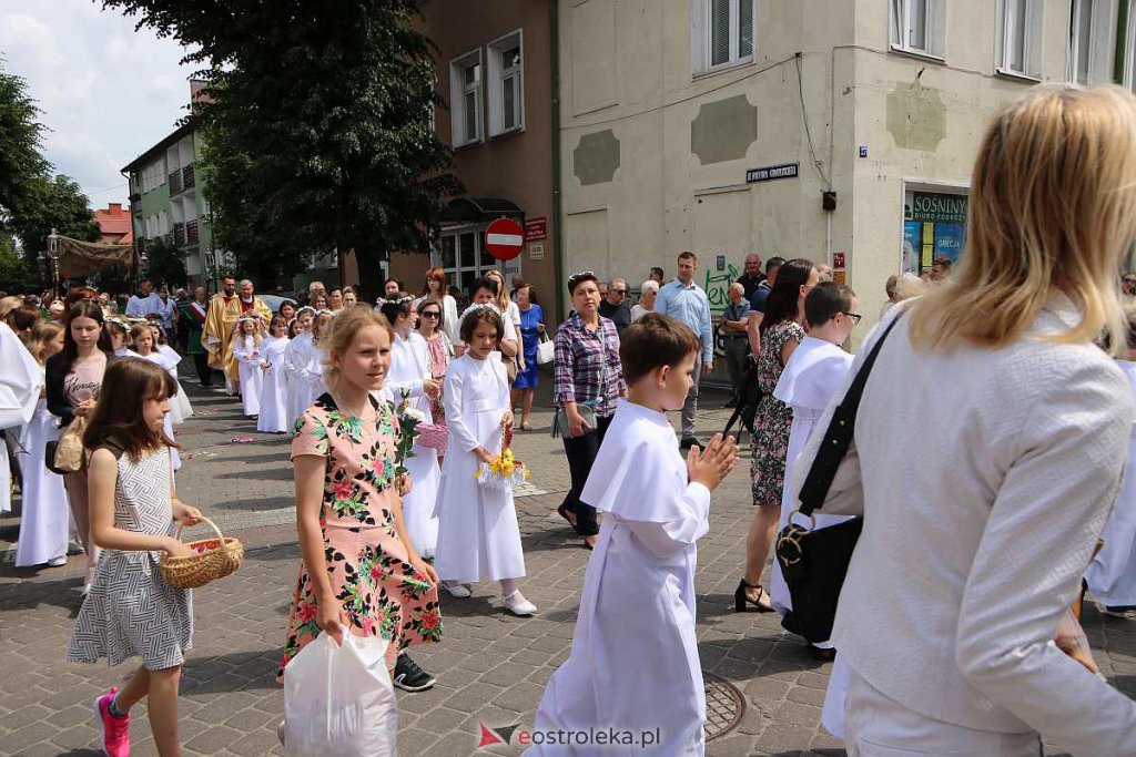 Procesja Bożego Ciała 2022 w sanktuarium pw. św. Antoniego Padewskiego w Ostrołęce [16.06.2022] - zdjęcie #153 - eOstroleka.pl